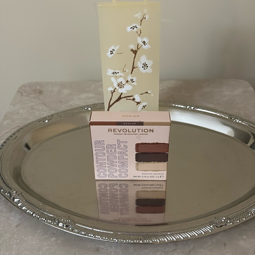 Revolution Contour Powder Compact in Medium NIB